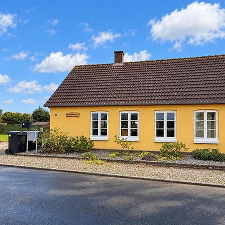 Feriehus 3 Bedroom Beautiful In Broager
